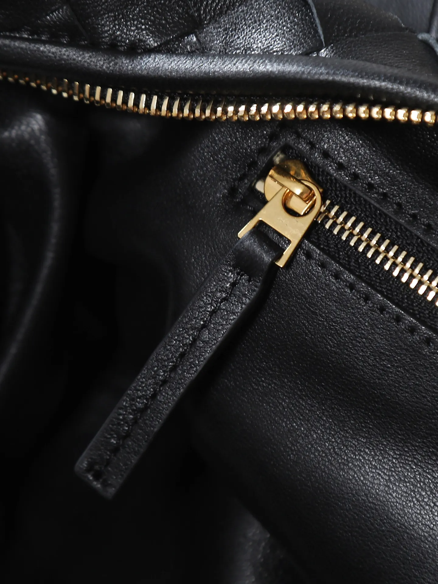 12800. 🥇 𝗝𝗢𝗗𝗜𝗘# Street style’s new favorite fashionable large size 𝙟𝙤𝙙𝙞𝙚 It’s coming, it’s coming, it’s really coming! I always felt that knitting was old-fashioned, until I met it - 𝙟𝙤𝙙𝙞𝙚, I realized that the original classic knitting elements and the new knot element design can be so fashionable! I have to admire your design talent! Large capacity to meet daily needs! Fashionable and versatile, it’s perfect for concave shapes, take it out to hit the streets! Size: 48*40*16cm Style No. #600261